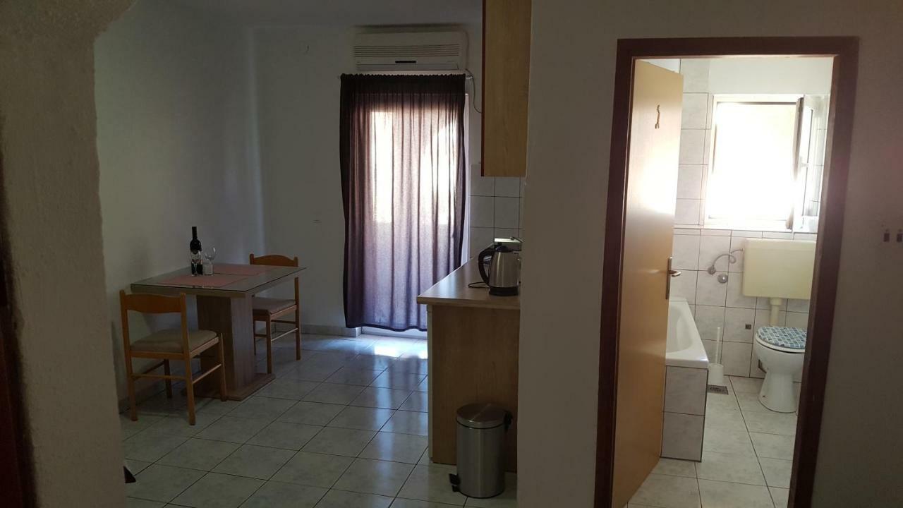 شقة Apartman Luka فوديس المظهر الخارجي الصورة